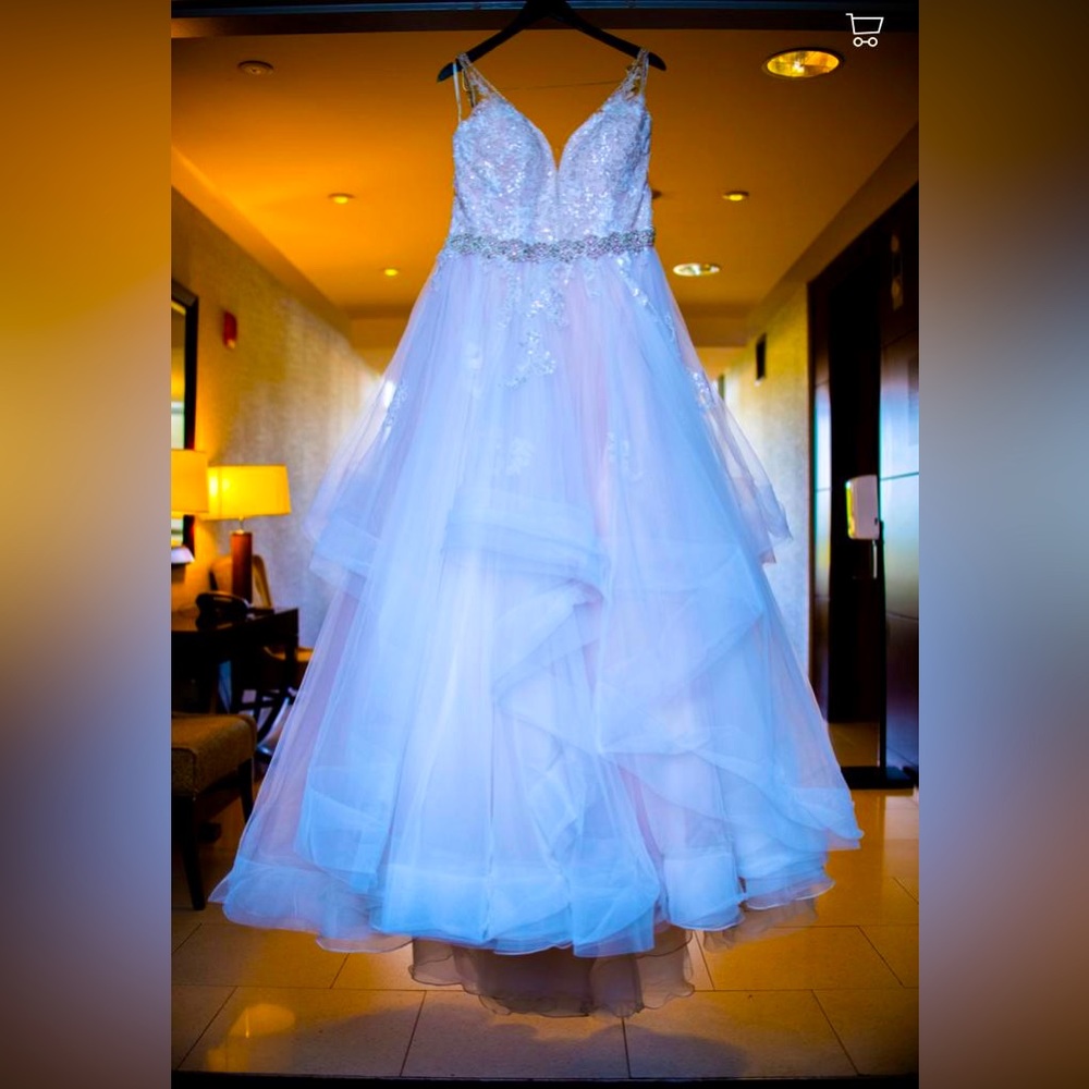Ivory wedding gown in perfect condition.